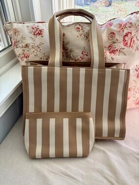 Shiraleah isla boxy tote in tan & cream with matching wristlet pouch NWOT set